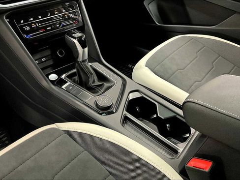 New 2025 Volkswagen Taos SE image 10