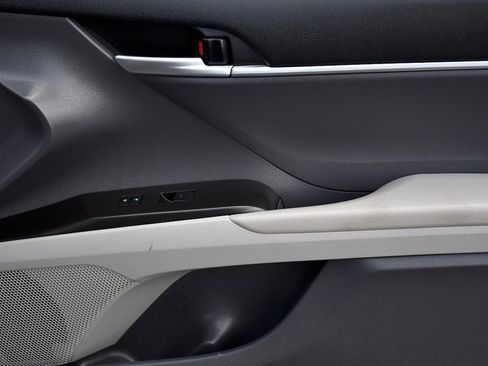 Used 2024 Toyota Camry SE image 18