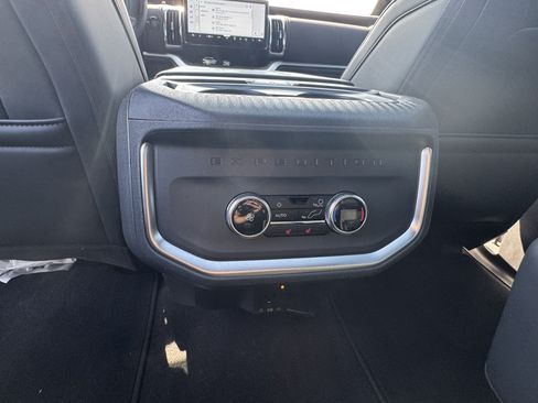 Used 2025 Ford Expedition Platinum w/ Stealth Performance Package AWD/4WD image 19