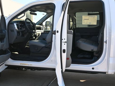 New 2026 Ford F550 4x4 Crew Cab image 21