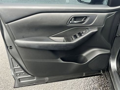 Used 2024 Nissan Rogue S image 17