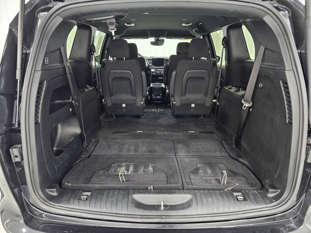 Used 2023 Chrysler Pacifica Touring FWD image 17