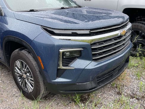 Used 2025 Chevrolet Traverse LT FWD image 4