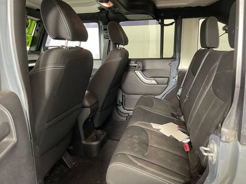 Used 2015 Jeep Wrangler Unlimited Rubicon w/ Connectivity Group AWD/4WD image 13