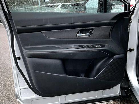 Certified 2025 Nissan Murano SV image 9