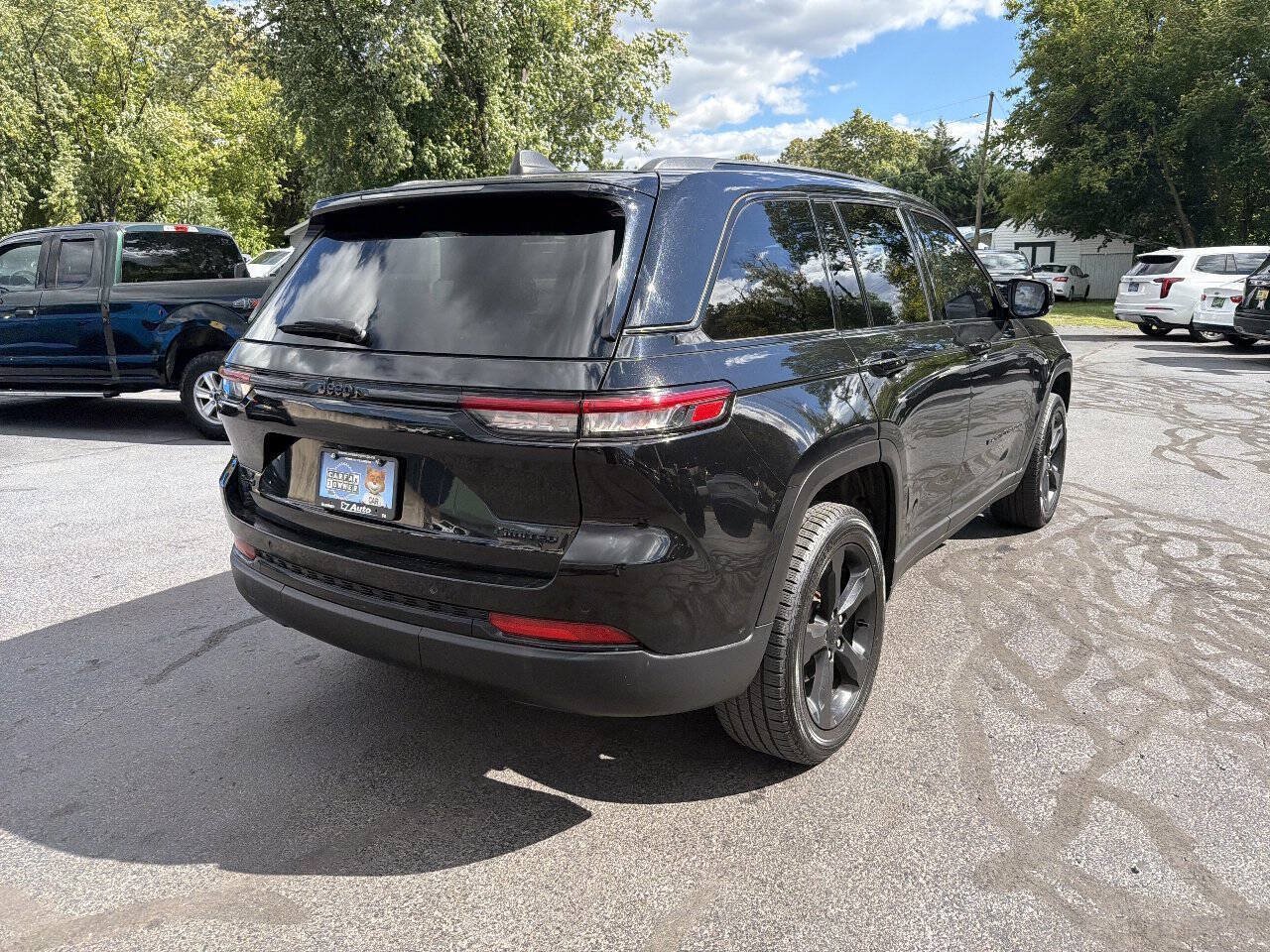 Used 2023 Jeep Grand Cherokee Limited w/ Black Appearance Package AWD/4WD image 8