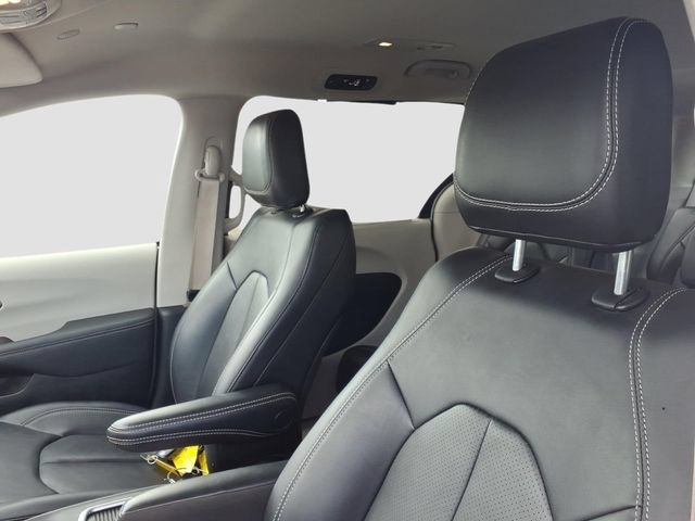 Used 2024 Chrysler Pacifica Touring-L FWD image 16