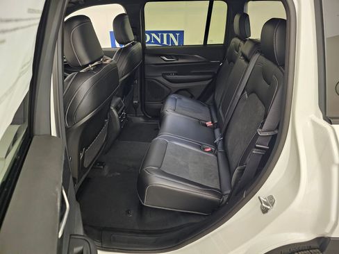 New 2025 Jeep Grand Cherokee Altitude image 38