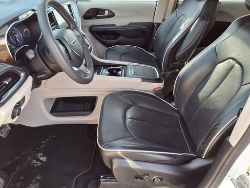 Used 2023 Chrysler Pacifica Limited image 3