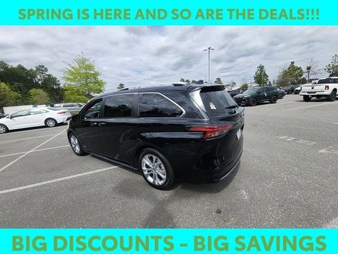 Used 2021 Toyota Sienna Platinum image 10