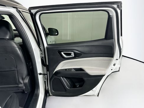 Used 2025 Jeep Compass Limited image 28