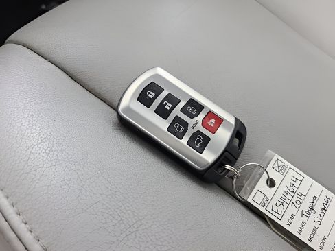 Used 2014 Toyota Sienna XLE w/ Entertainment Package FWD image 40