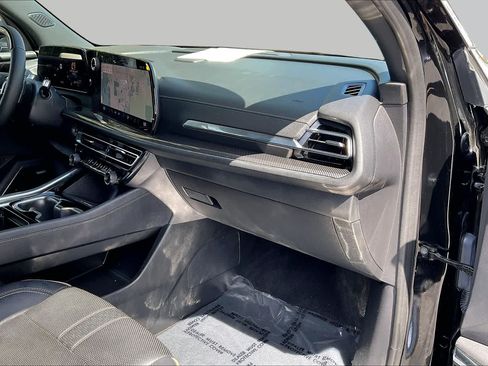 Used 2025 Chevrolet Traverse High Country w/ LPO, Floor Liner Package FWD image 30