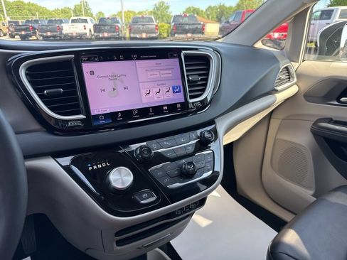 Used 2023 Chrysler Pacifica Touring-L FWD image 20