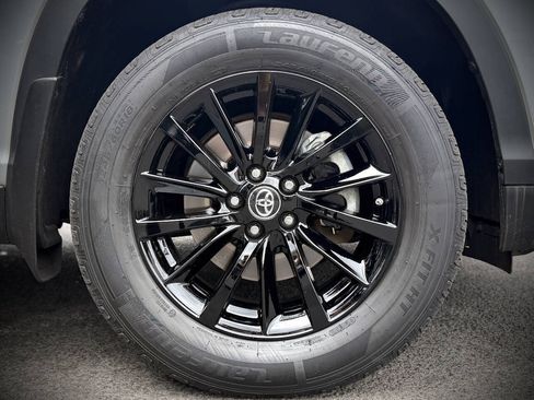 Used 2019 Toyota Highlander XLE AWD/4WD image 18