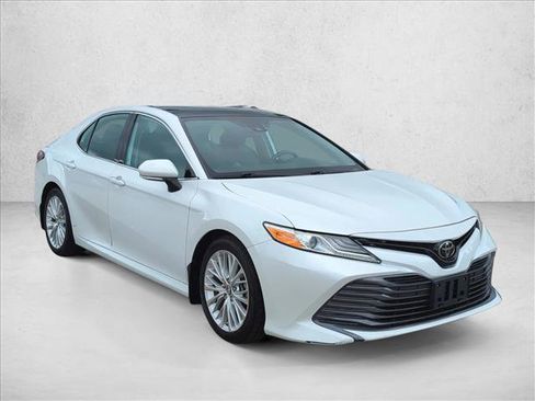 Used 2019 Toyota Camry XLE FWD image 2