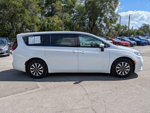 Used 2023 Chrysler Pacifica Touring-L FWD image 3