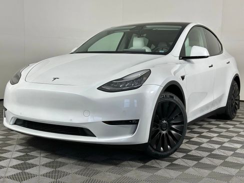 Used 2022 Tesla Model Y Long Range image 45