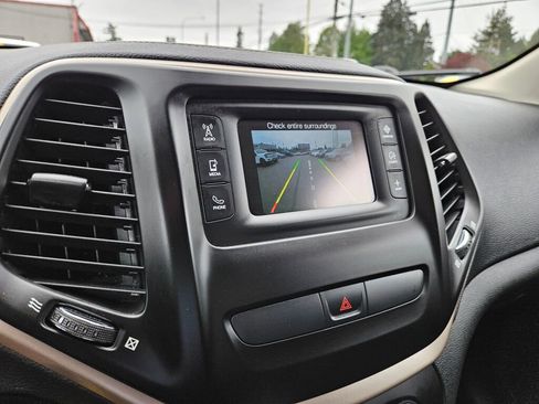 Used 2016 Jeep Cherokee Latitude AWD/4WD image 25