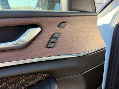 New 2025 Jeep Grand Cherokee Summit image 11