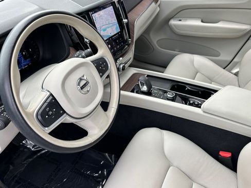 Used 2022 Volvo XC60 B5 Momentum w/ Advanced Package AWD/4WD image 4