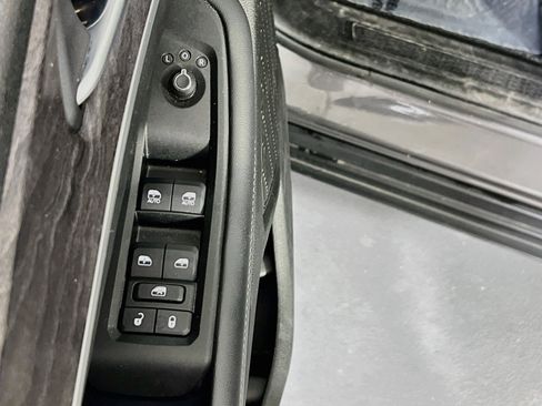 Used 2023 Jeep Grand Cherokee Limited AWD/4WD image 18