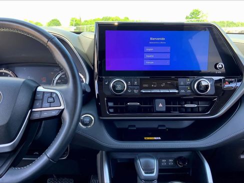 Used 2023 Toyota Highlander XLE image 7