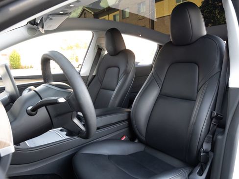 Used 2024 Tesla Model Y 2WD image 4
