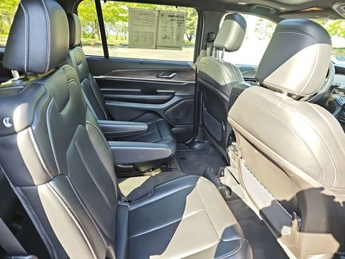Used 2024 Jeep Grand Cherokee L Limited w/ Luxury Tech Group II AWD/4WD image 16