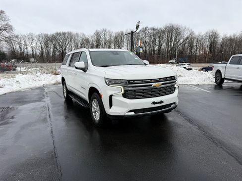 Used 2023 Chevrolet Suburban LT image 3