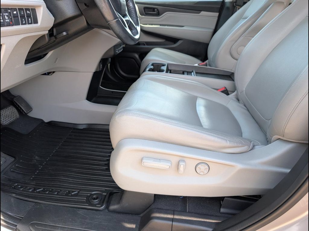 Used 2018 Honda Odyssey Touring image 12