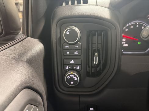 Used 2023 Chevrolet Silverado 1500 Custom image 17