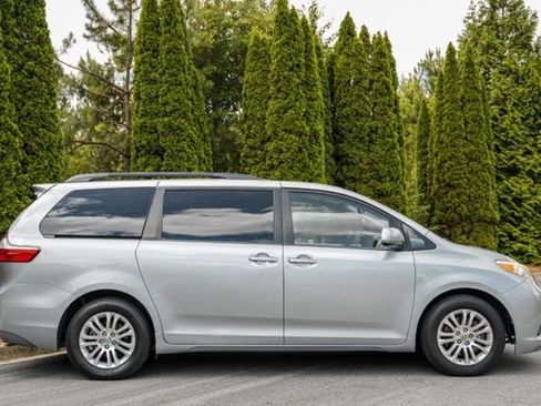 Used 2015 Toyota Sienna XLE w/ XLE Navigation Package FWD image 12