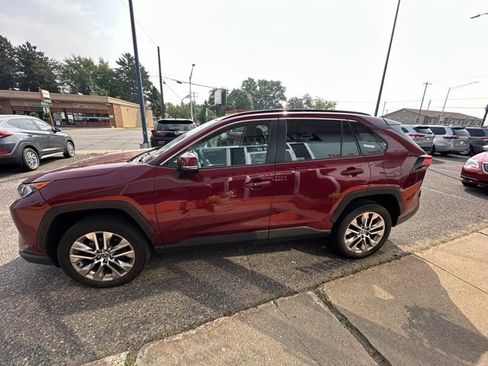 Used 2021 Toyota RAV4 XLE Premium image 4