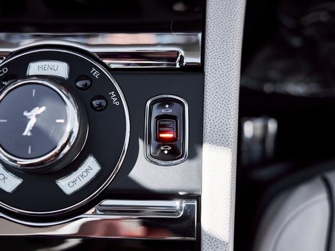 Used 2015 Rolls-Royce Wraith image 65