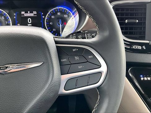 Used 2022 Chrysler Voyager LX FWD image 11