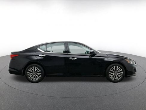 Used 2025 Nissan Altima 2.5 SV FWD image 14