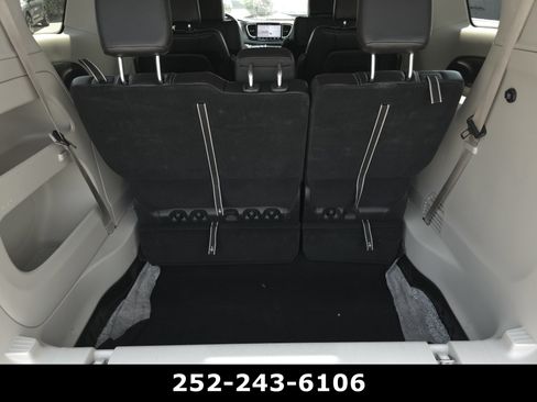 Used 2024 Chrysler Pacifica Touring-L FWD image 34