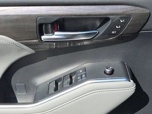 Used 2021 Toyota Highlander Limited FWD image 23