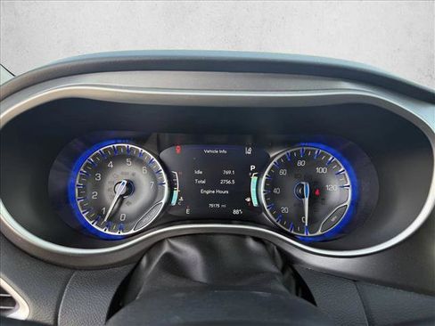 Used 2023 Chrysler Pacifica Touring-L FWD image 11