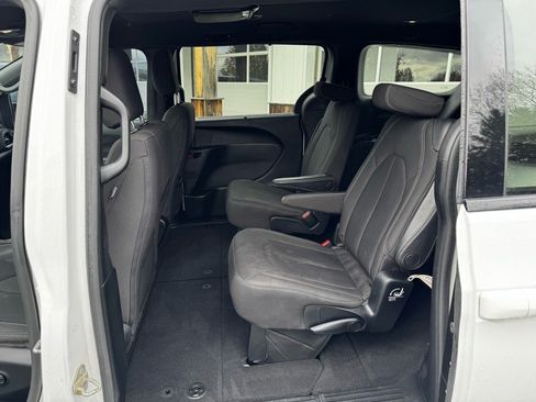 Used 2018 Chrysler Pacifica Touring Plus w/ S Appearance Package FWD image 12