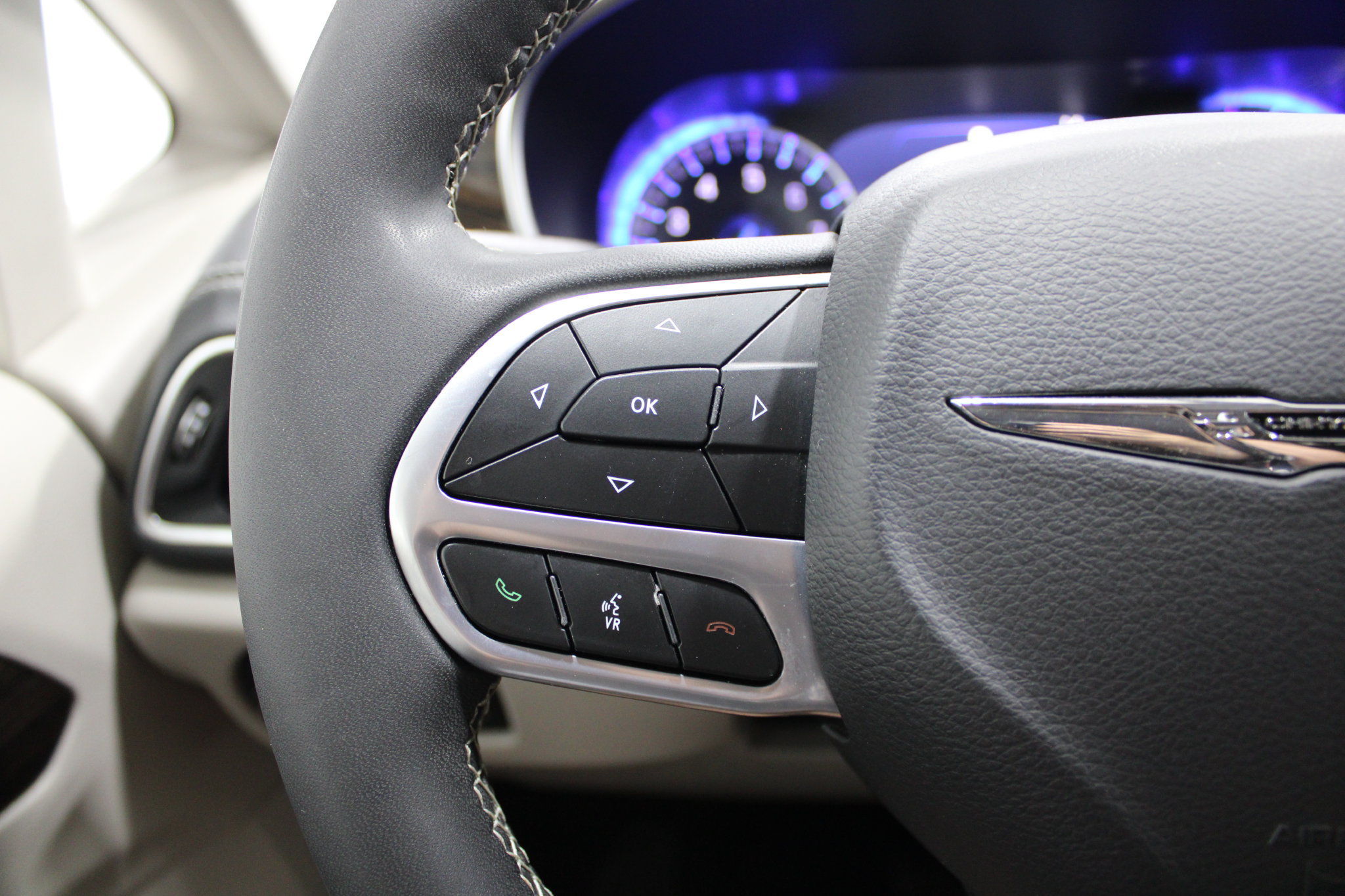 Used 2023 Chrysler Pacifica Limited FWD image 42
