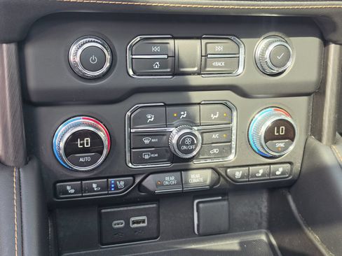 Used 2024 GMC Yukon AT4 w/ AT4 Premium Plus Package AWD/4WD image 15