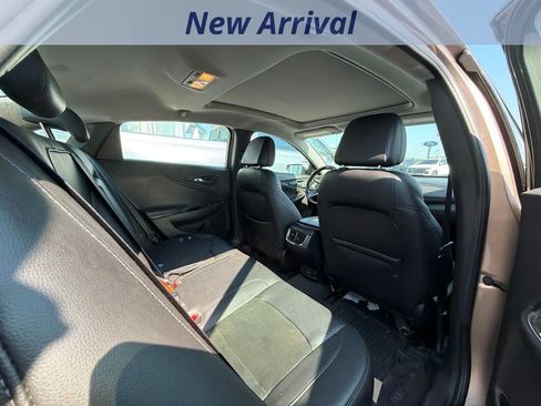 Used 2018 Chevrolet Malibu Premier w/ Premier Sun and Wheel Package FWD image 4