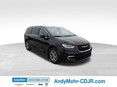 Used 2024 Chrysler Pacifica Limited w/ Uconnect Theater Family Group