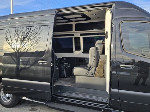 Used 2024 Mercedes-Benz Sprinter 3500 image 3