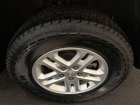 Certified 2023 Jeep Grand Cherokee Laredo w/ Luxury Tech Group I image 9