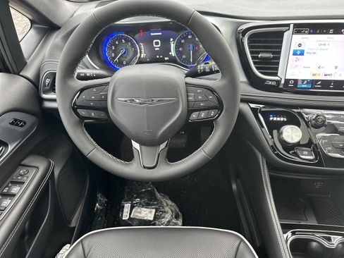 New 2026 Chrysler Pacifica Limited image 14
