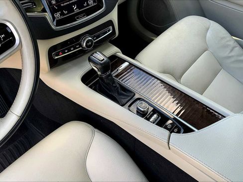 Used 2017 Volvo XC90 T6 Momentum w/ Vision Package image 16