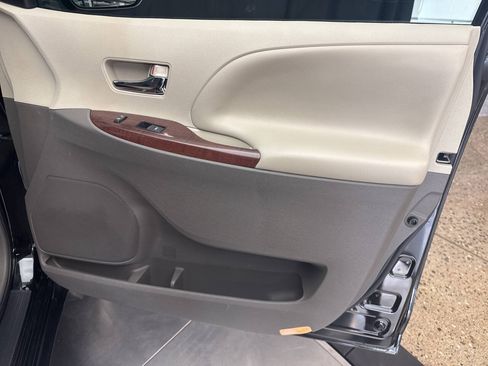 Used 2013 Toyota Sienna XLE AWD/4WD image 26
